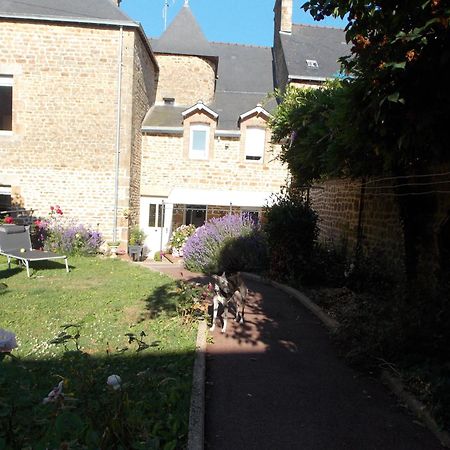 La Vie De Chateau En Toute Amitie Et Simplicite Montaudin 外观 照片