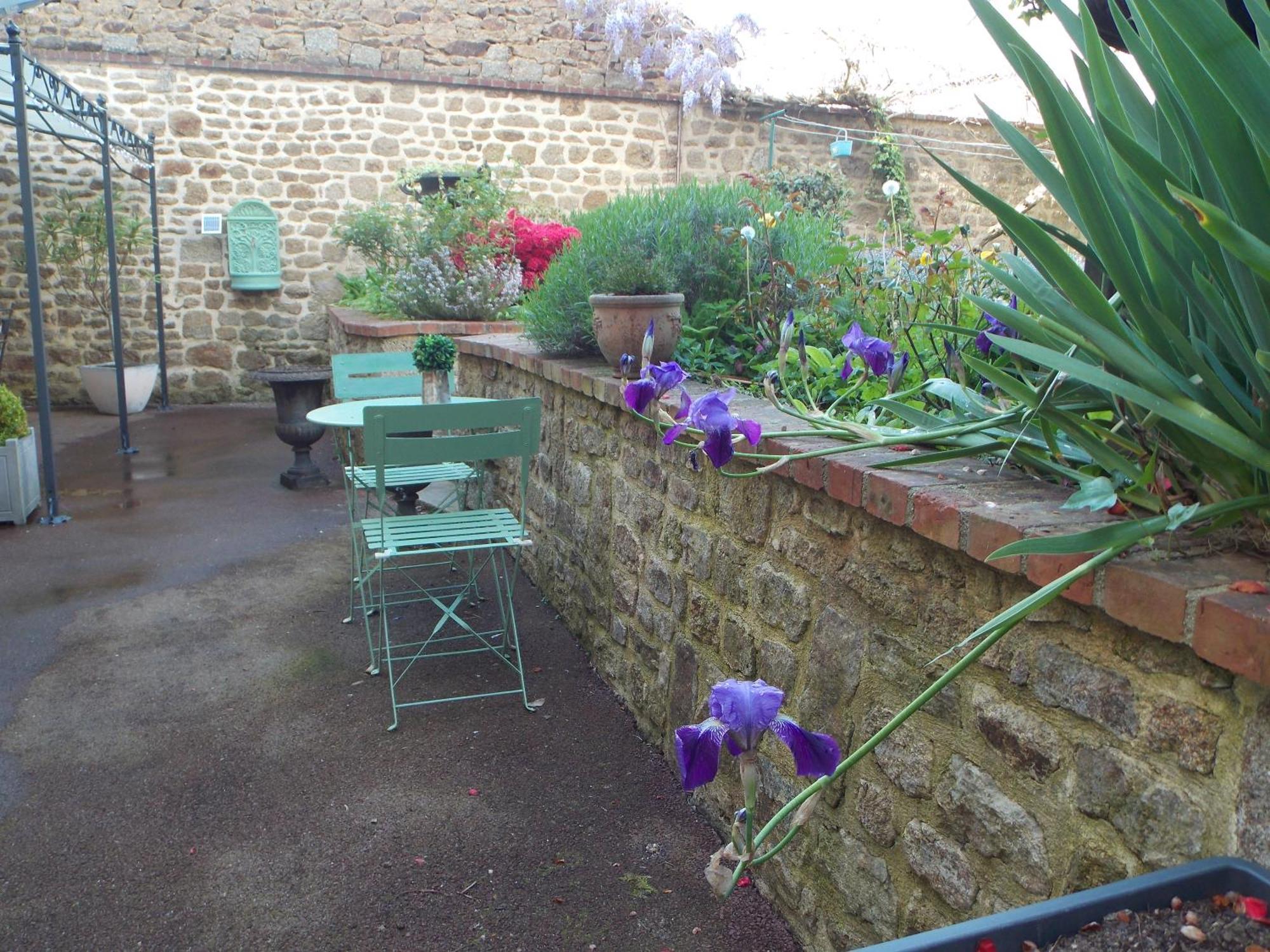 La Vie De Chateau En Toute Amitie Et Simplicite Montaudin 外观 照片